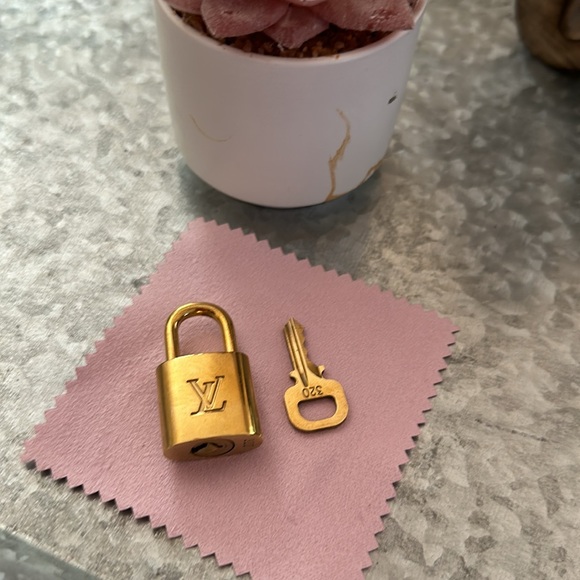 LV Lock & Key 320 - Picture 2 of 8